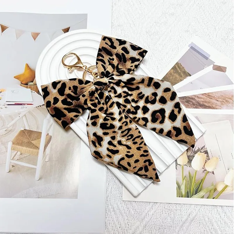 Charm para bolso con lazo y estampado de leopardo